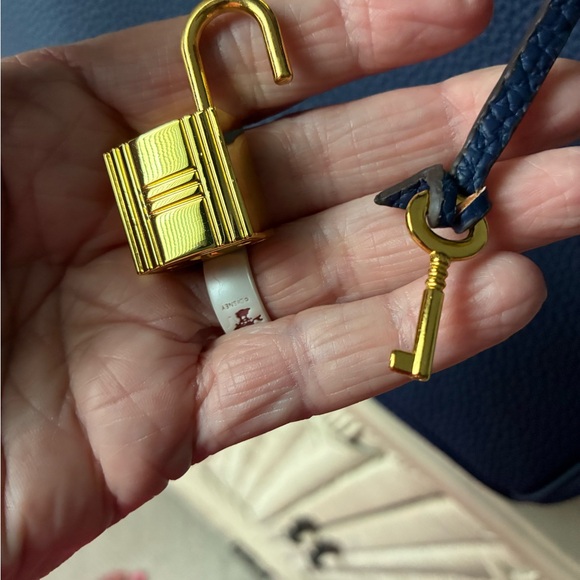 Elegant Navy Blue Handbag with Gold Accents wirkin style - Picture 4 of 7